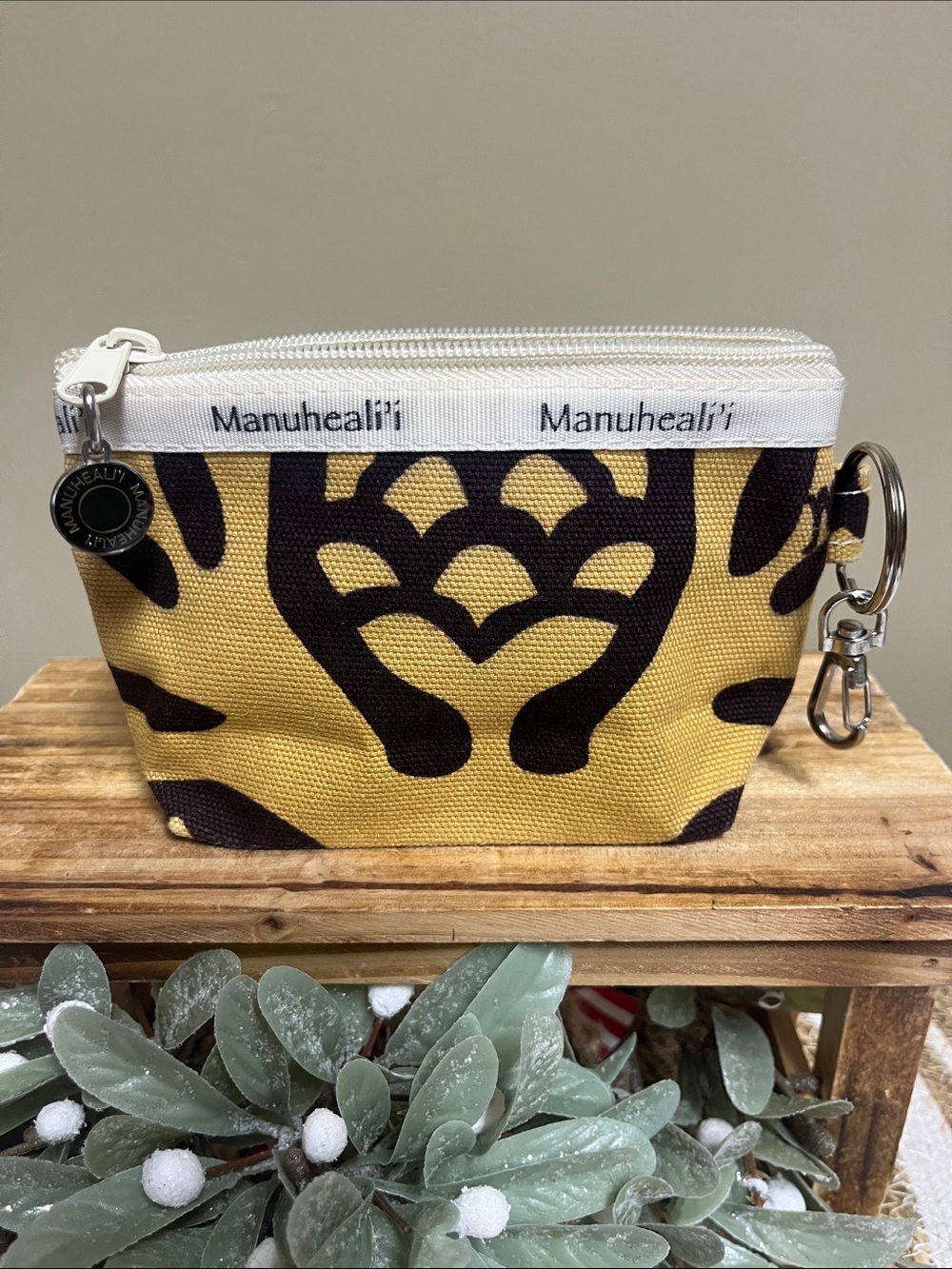 VTG Manuheali’i cosmetic zip pouch.